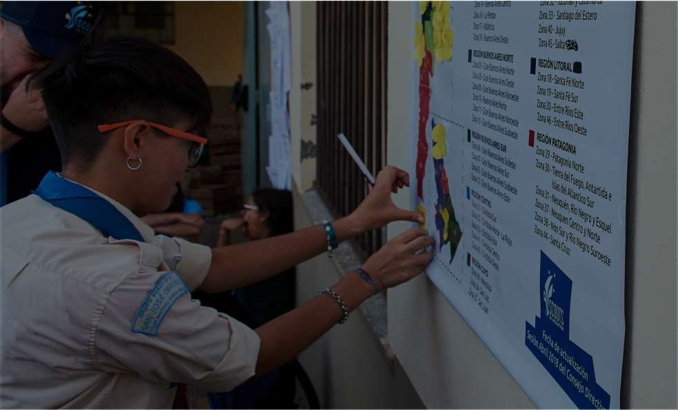 un joven haciendo una actividad scout