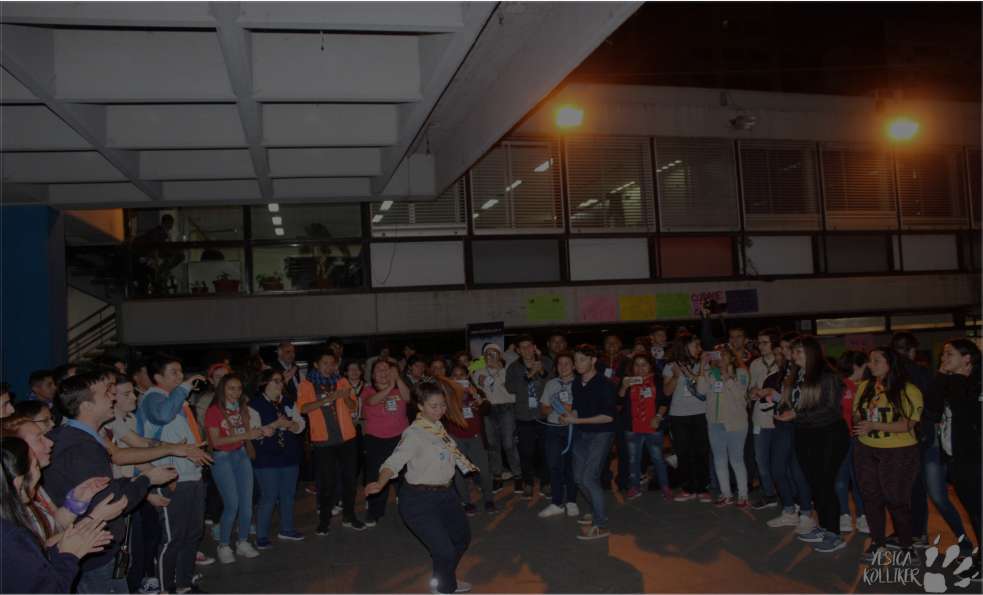 un evento nacional scout con baile